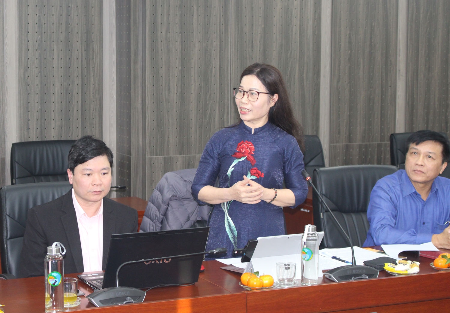 PGs.Ts. Mai Thị Hồng Hải thay mặt nhóm nghiên cứu báo cáo tóm tắt kết quả triển khai của Đề tài