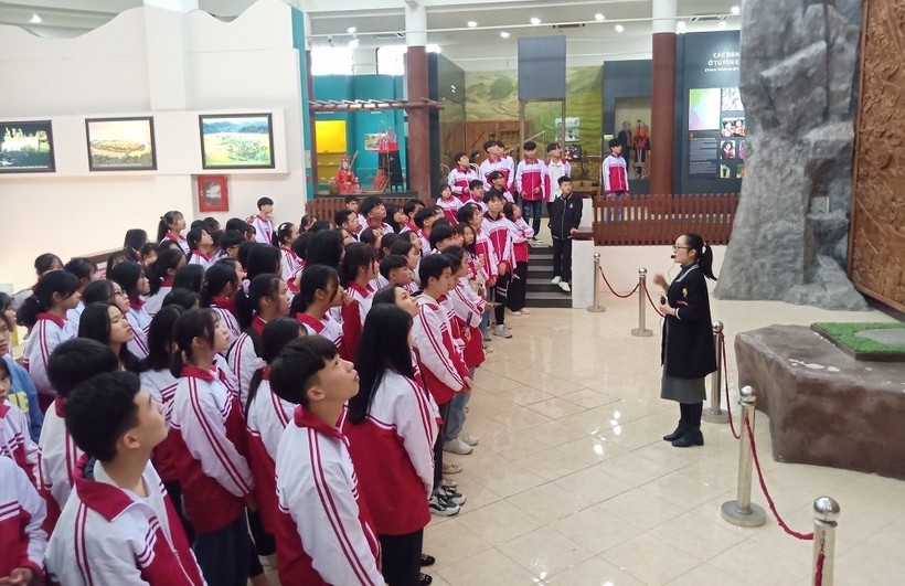 Các em học sinh Trường PT Dân tộc nội trú - THPT tỉnh Tuyên Quang thăm di tích Chi bộ Mỏ Than