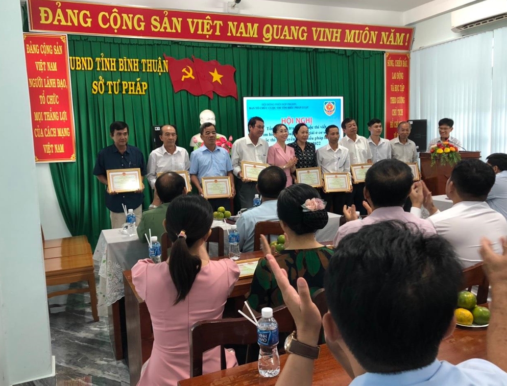 Bà Phan Thị Vi Vân - Phó Chủ tịch Ủy ban Mặt trận Tổ quốc Việt Nam tỉnh Bình Thuận tặng Giấy khen cho đại diện các Tổ hòa giải đạt giải tại Cuộc thi