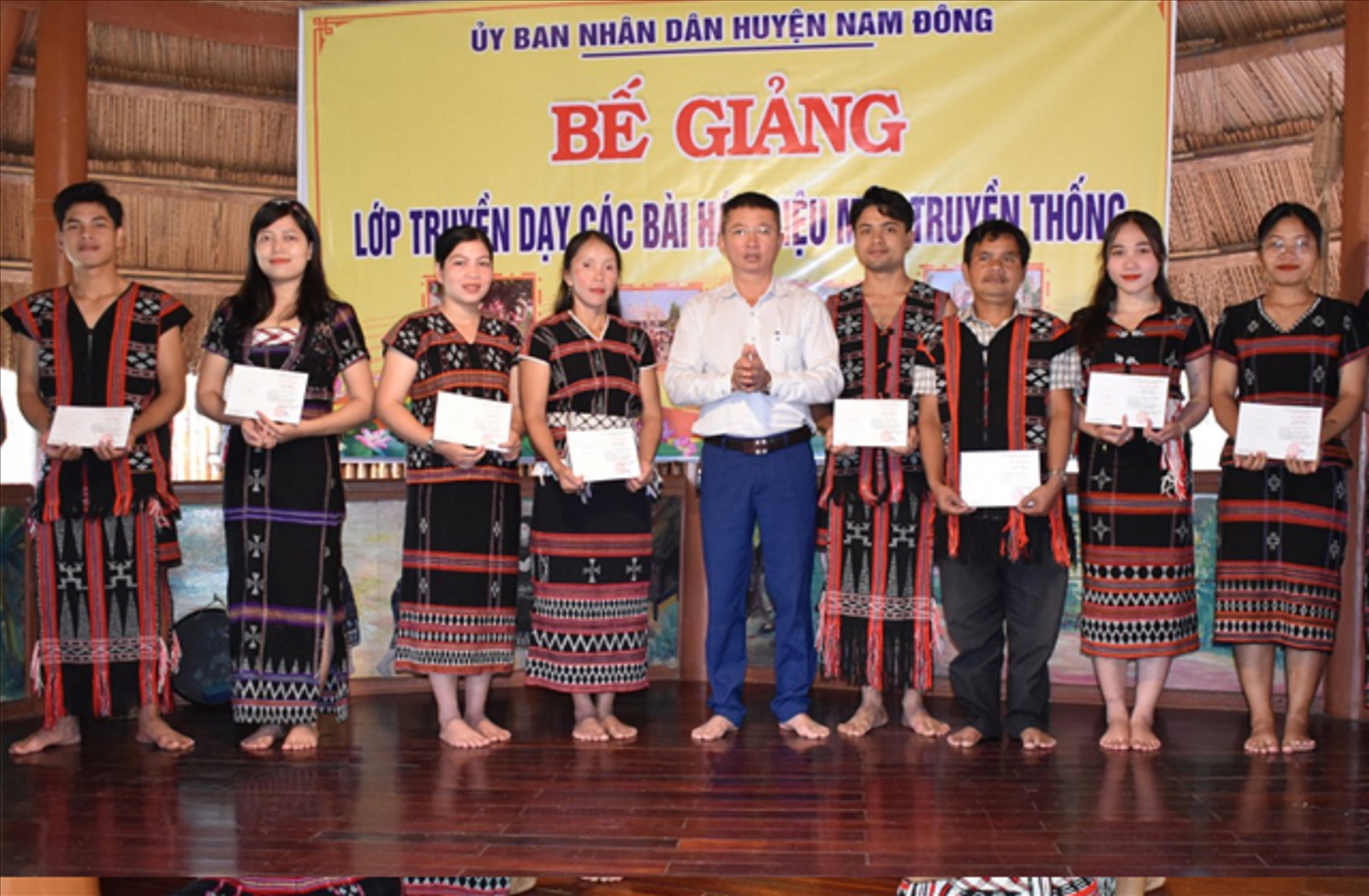 Trao chứng nhận tại lớp dạy múa tung tung da dá cho học viên ở huyện Nam Đông