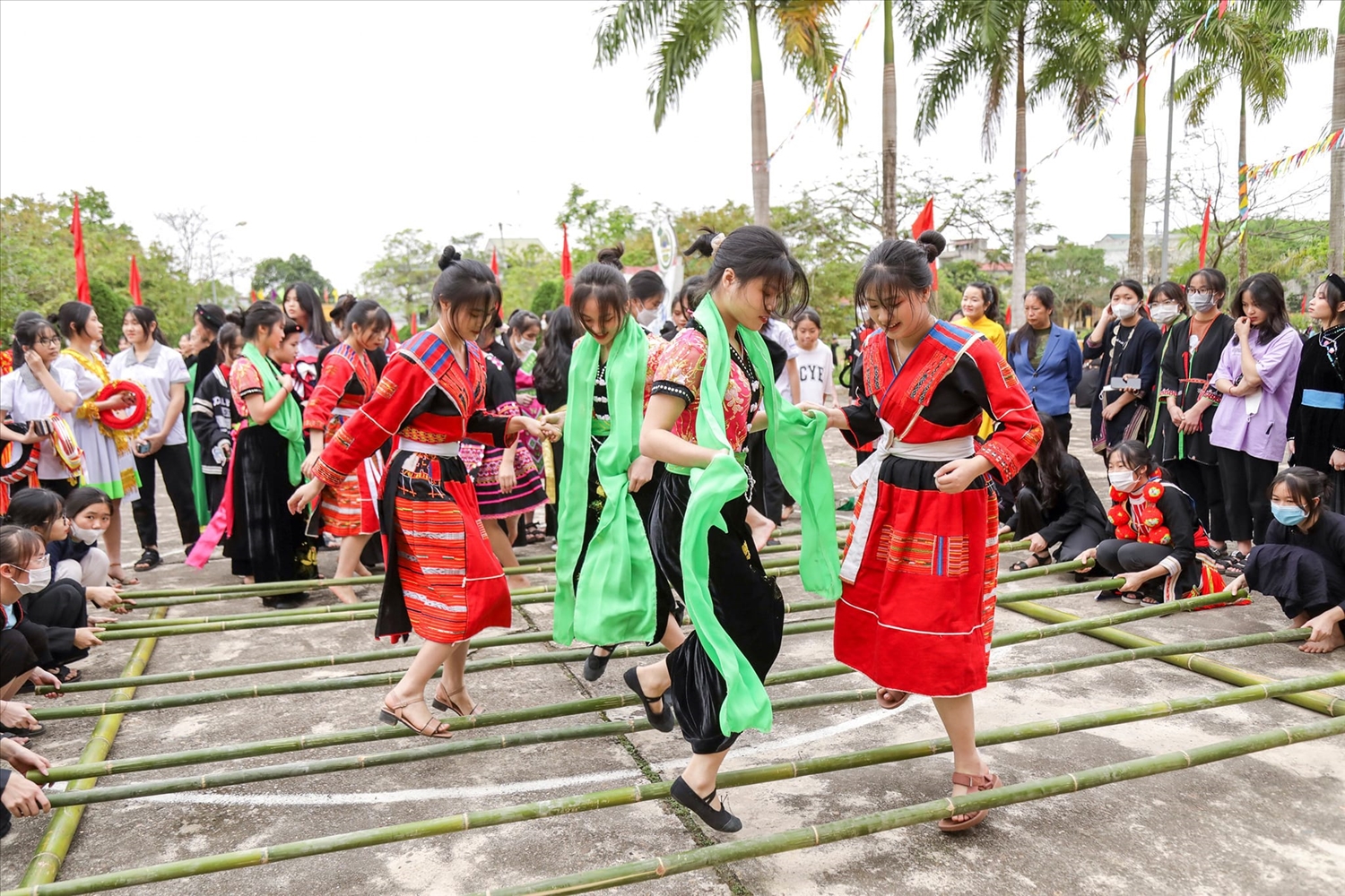 Đưa các hoạt động giáo dục di sản văn hóa vào học đường giúp các em học sinh DTTS tại Trường Phổ thông Dân tộc nội trú THPT tỉnh Tuyên Quang biết trân trọng văn hóa dân tộc