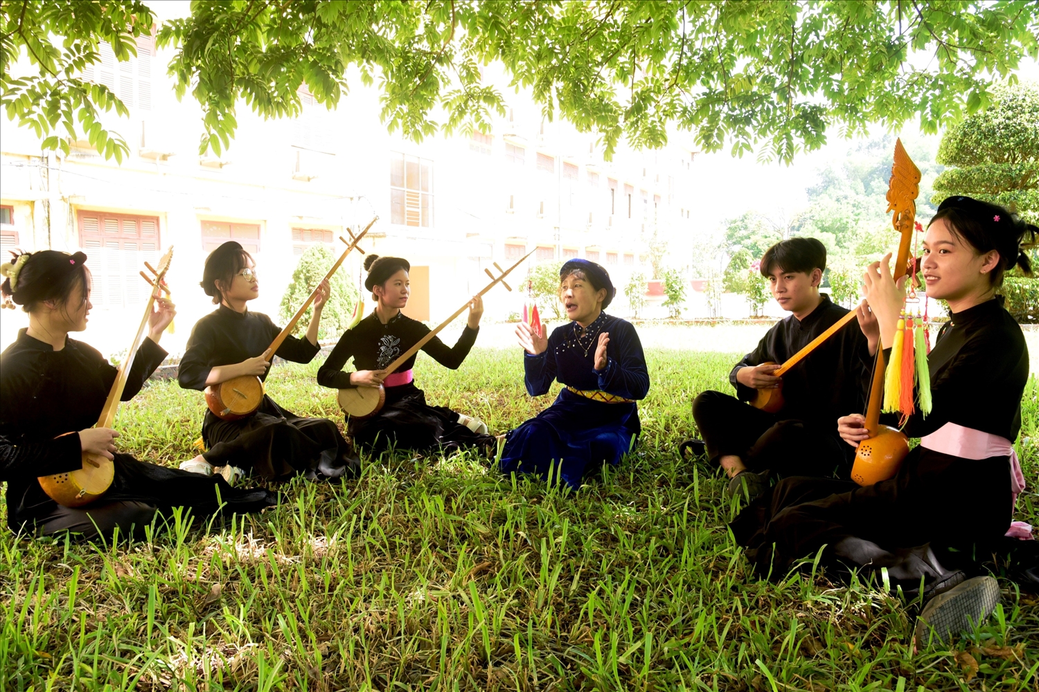 Cô giáo Bùi Thị Thu Hồng, Trường Phổ thông dân tộc nội trú THPT tỉnh dạy hát Then cho học sinh.