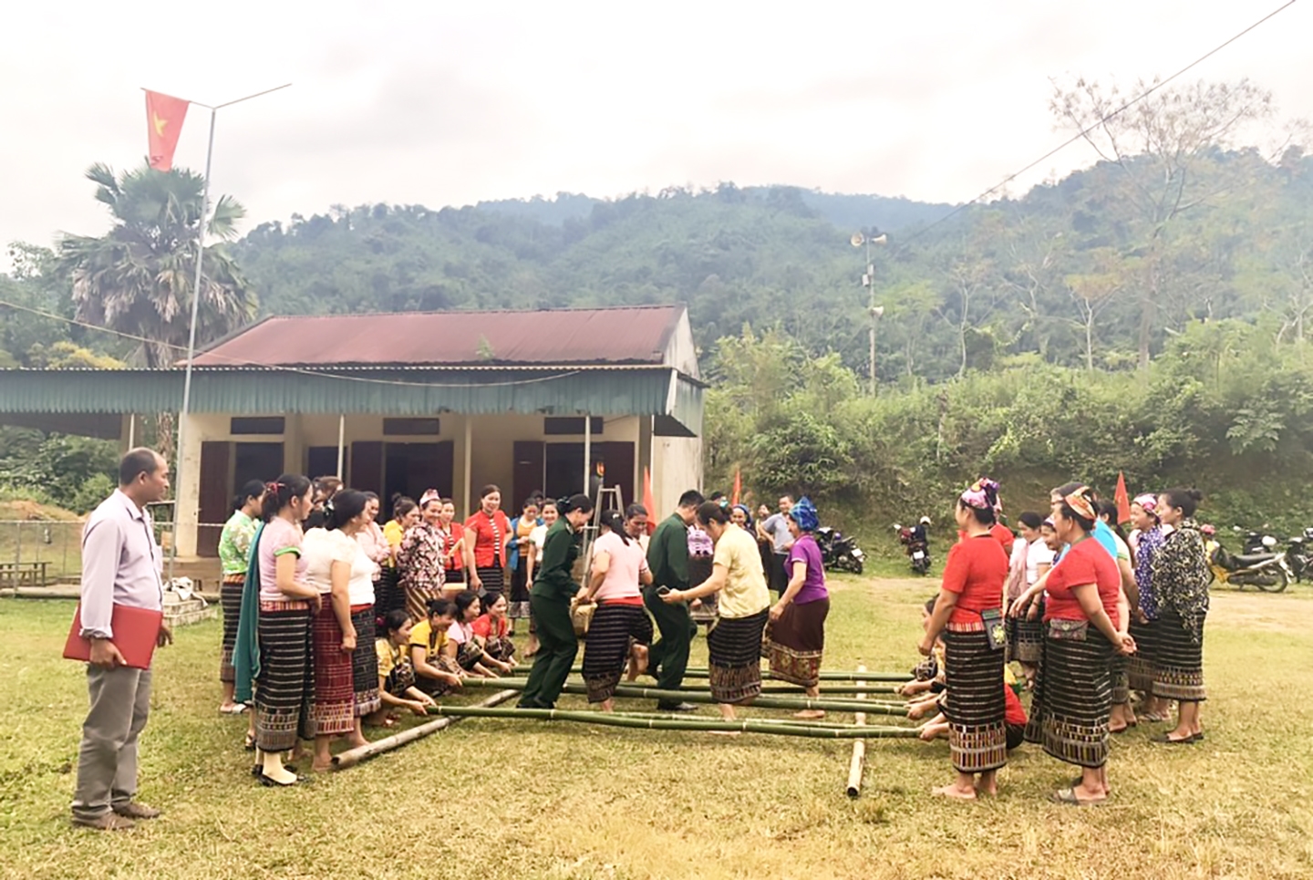 Hội viên phụ nữ xã Thông Thụ và các lực lượng tham gia các hoạt động nhân Ngày hội Đại đoàn kết các dân tộc trên địa bàn