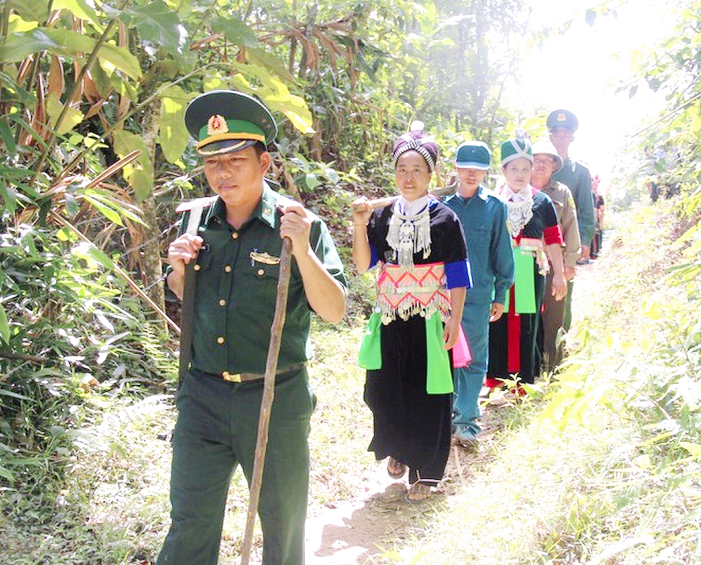 Phụ nữ xã Đoọ̣c Mạy tham gia bảo vệ an ninh biên giới với cán bộ, chiến sĩ Đồn Biên phòng Na Loi