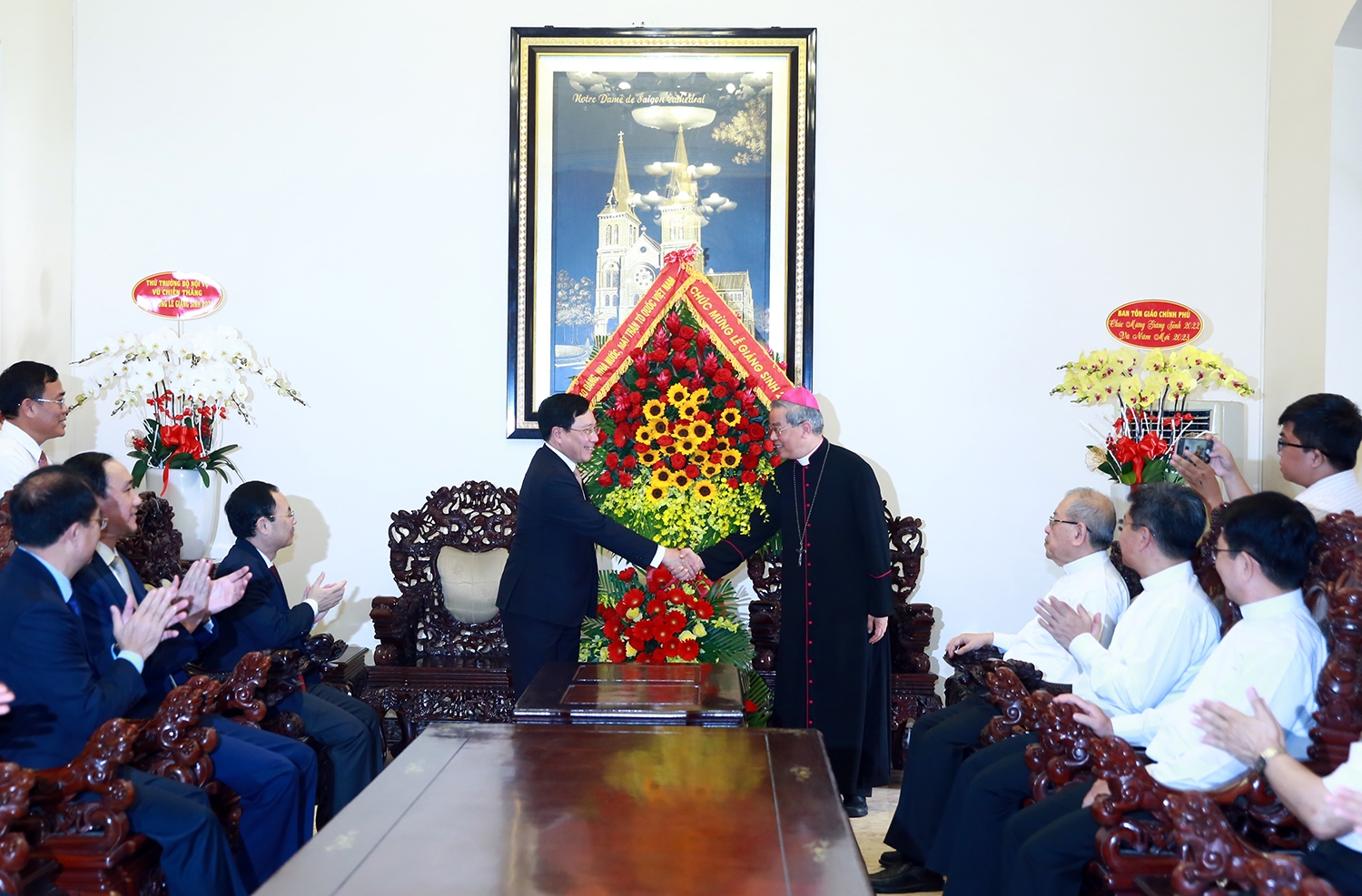 Phó Thủ tướng Phạm Bình Minh đến thăm, chúc mừng Giáng sinh 2022 và năm mới 2023 tại Tòa Tổng Giám mục Tổng Giáo phận TPHCM - Ảnh: VGP/Hải Minh