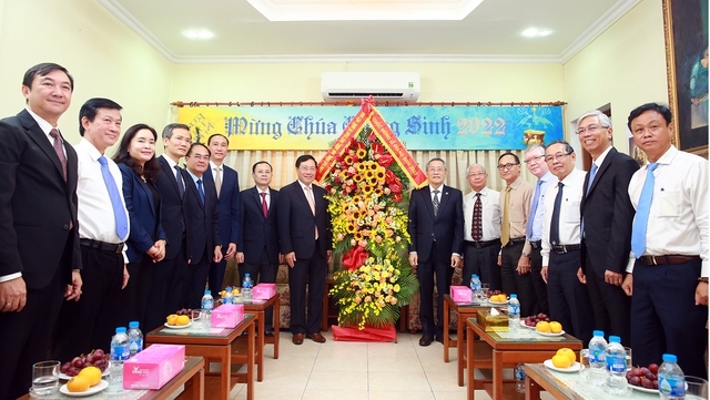Phó Thủ tướng Phạm Bình Minh đến thăm, chúc mừng Giáng sinh tại Hội thánh Tin Lành Việt Nam (miền Nam) và mục sư Hội trưởng Thái Phước Trường - Ảnh: VGP/Hải Minh