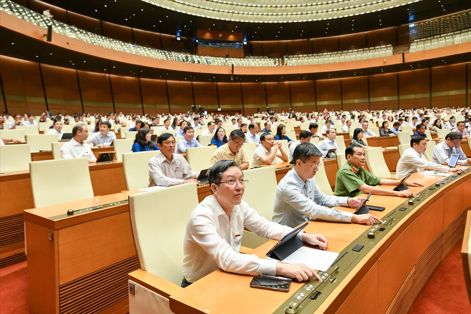 Các vị đại biểu Quốc hội bấm nút biểu quyết thông qua dự thảo Luật Điện ảnh (sửa đổi) tại Phiên họp ngày 15/06
