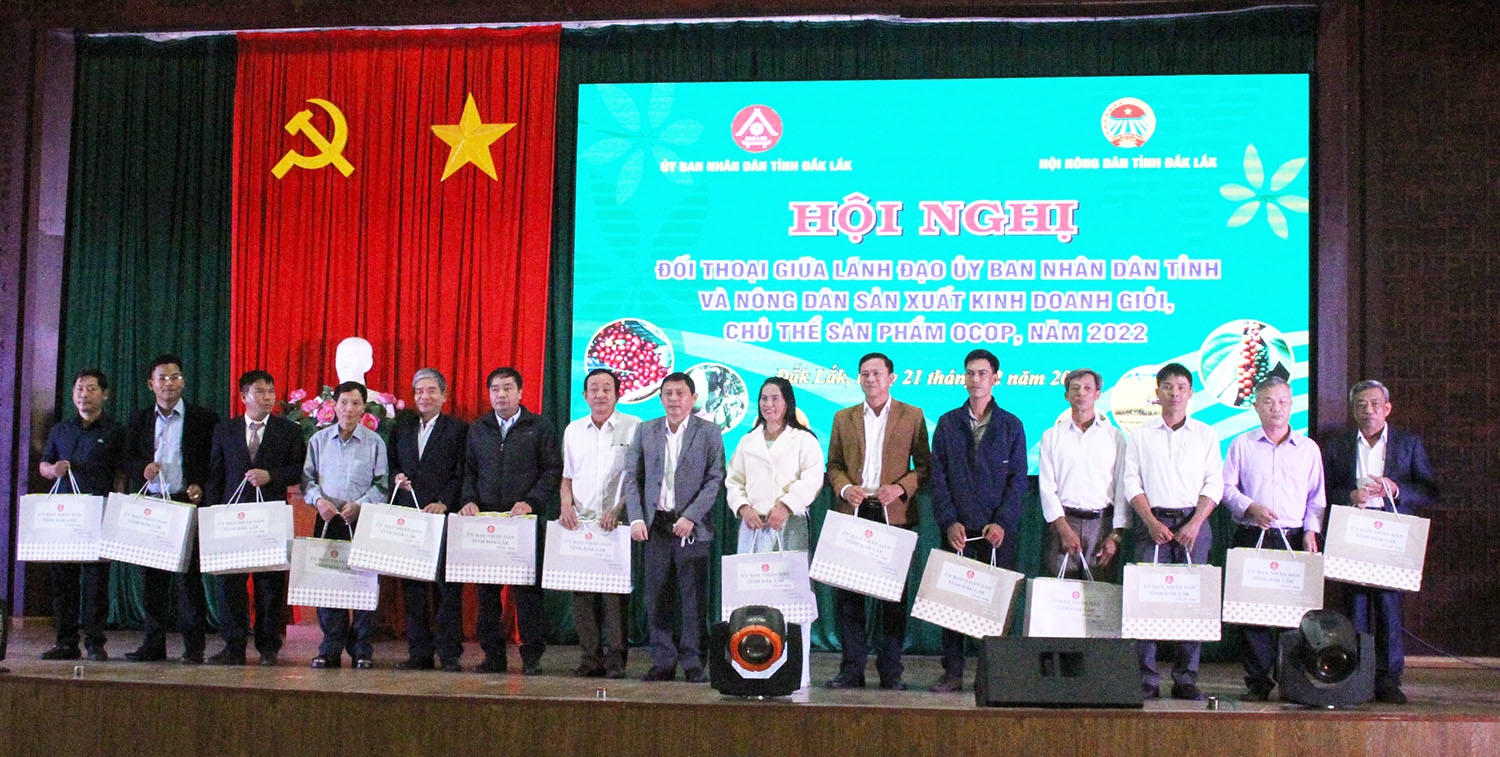 UBND tỉnh Đắk Lắk đã trao 200 phần quà tặng hội viên nông dân tham dự Hội nghị