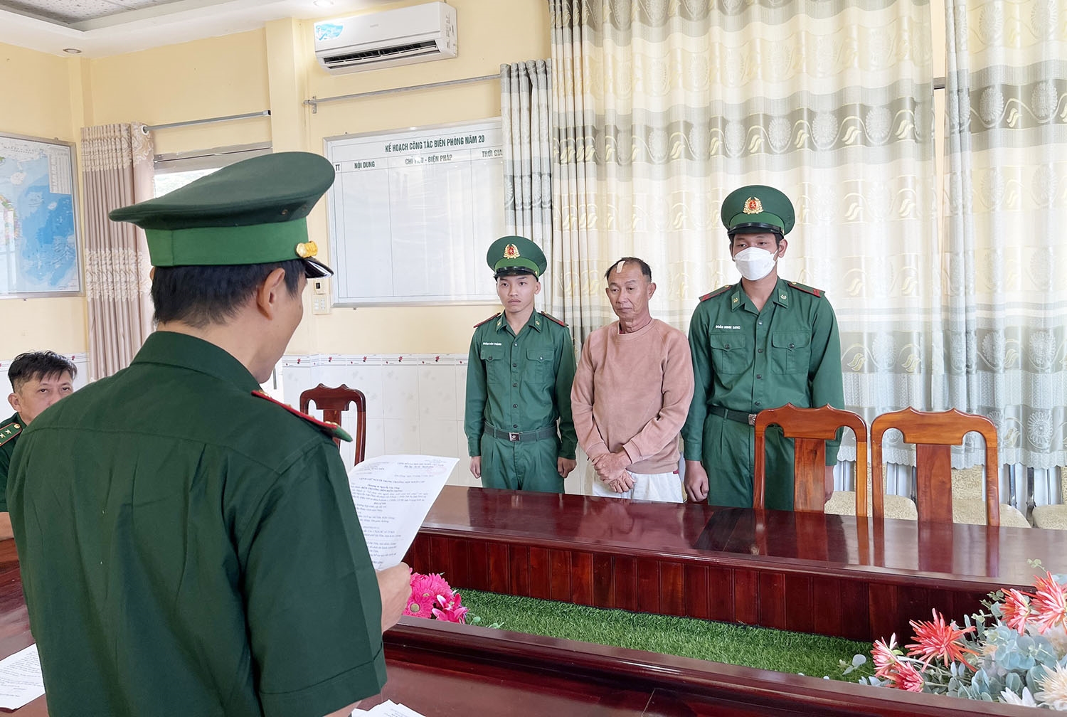 Tống đạt lệnh bắt giữ đối tượng Nguyễn Văn Phán “Tổ chức cho người khác xuất cảnh trái phép”
