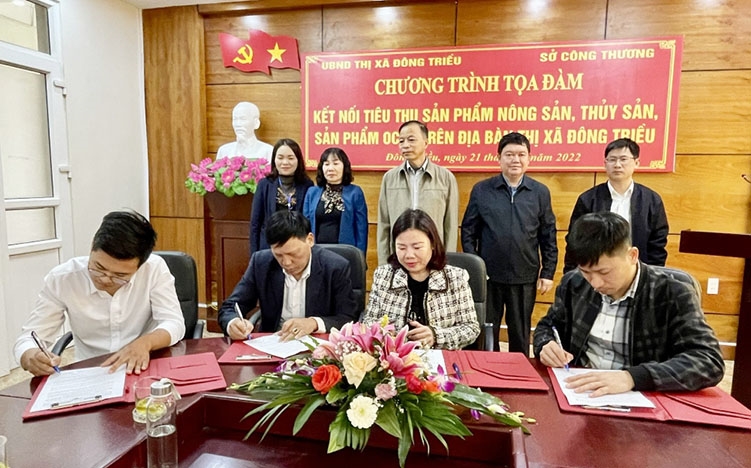 Đại diện các hộ kinh doanh, doanh nghiệp, HTX ký cam kết hỗ trợ tiêu thụ nông sản, thủy sản, sản phẩm OCOP Quảng Ninh trên địa bàn thị xã Đông Triều