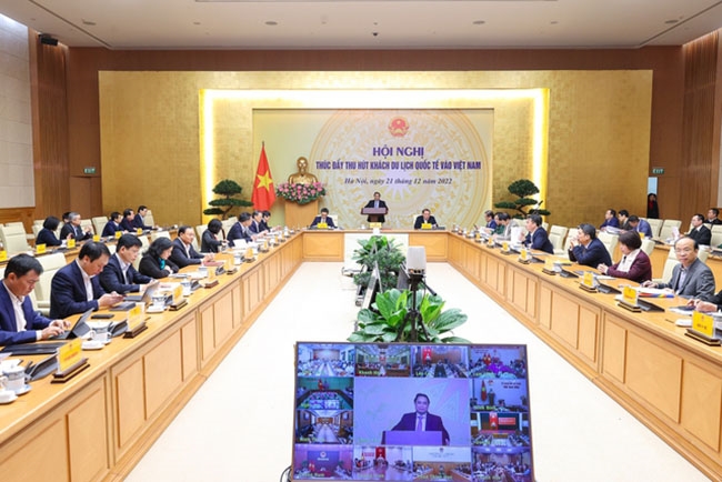 Thủ tướng: Tăng cường công tác xúc tiến đầu tư, thông tin, truyền thông, quảng bá về hình ảnh đất nước, con người, văn hóa Việt Nam tới bạn bè, du khách quốc tế. (Ảnh: VGP/Nhật Bắc)