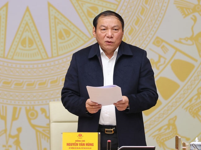 Bộ trưởng Bộ Văn hóa, Thể thao và Du lịch Nguyễn Văn Hùng báo cáo tại Hội nghị. (Ảnh: VGP/Nhật Bắc)