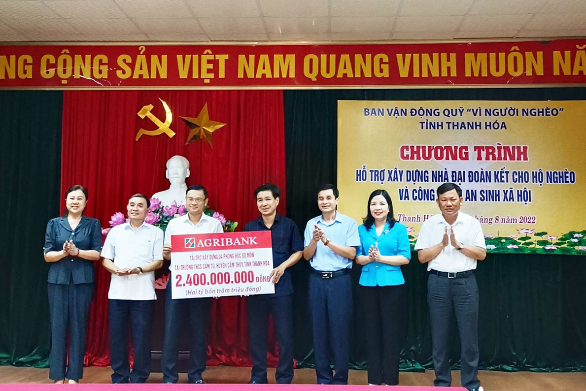 Agribank chi nhánh tỉnh Thanh Hóa hỗ trợ xây dựng 100 nhà ở cho hộ nghèo huyện Quan Sơn và 4 phòng bộ môn cho Trường THCS Cẩm Tú, huyện Cẩm Thủy, tỉnh Thanh Hóa