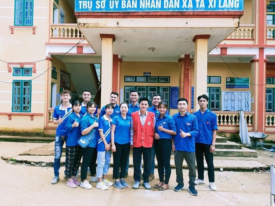 Vàng A Tồng (áo đỏ) chụp cùng các bạn tình nguyện viên trong chuyến thiện nguyện tại xã Tà Xi Láng, huyện Trạm Tấu, tỉnh Yên Bái
