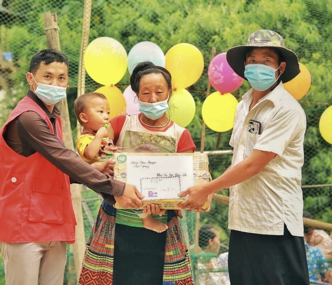 Vàng A Tồng trực tiếp trao quà cho hộ gia đình khó khăn tại thôn Giàng Pằng 