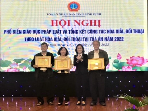 Phó Chánh án Nguyễn Thúy Liên tặng Giấy khen cho các Hòa giải viên có thành tích tốt