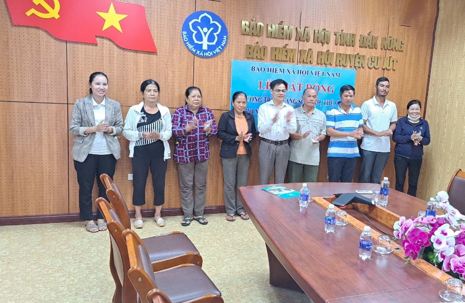 Trao tặng 30 sổ BHXH cho người dân khó khăn tại huyện Đắk Glong, Tuy Đức
