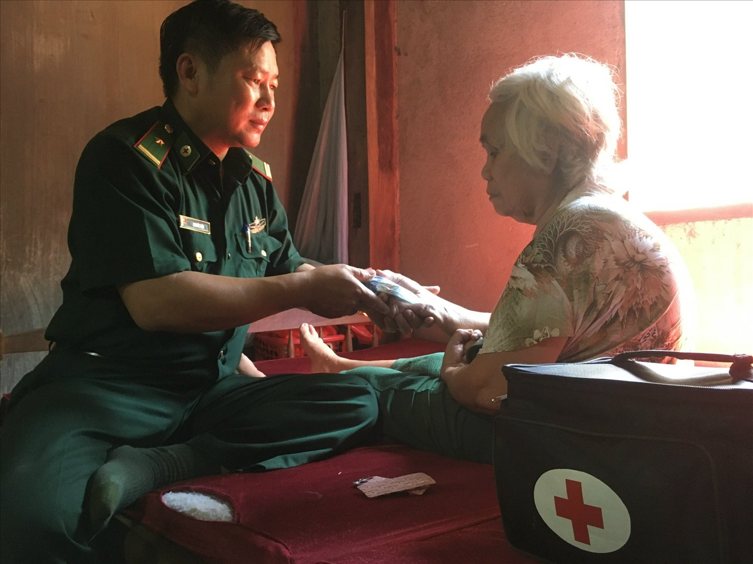 Bác sĩ quân y đến nhà dân khám chữa bệnh cho người già khó khăn đi lại
