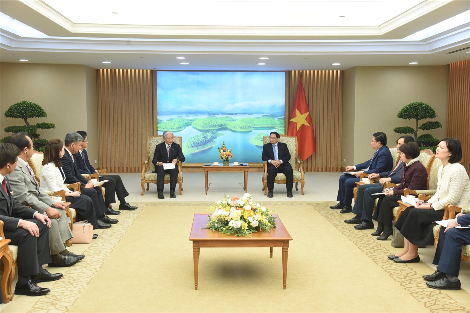 Thủ tướng Phạm Minh Chính ghi nhận ý kiến của Thống đốc tỉnh Tochigi và cho rằng, tỉnh Tochigi và các địa phương của Việt Nam có nhiều thế mạnh có thể bổ sung cho nhau, tiềm năng hợp tác còn rất lớn - Ảnh: VGP/Nhật Bắc