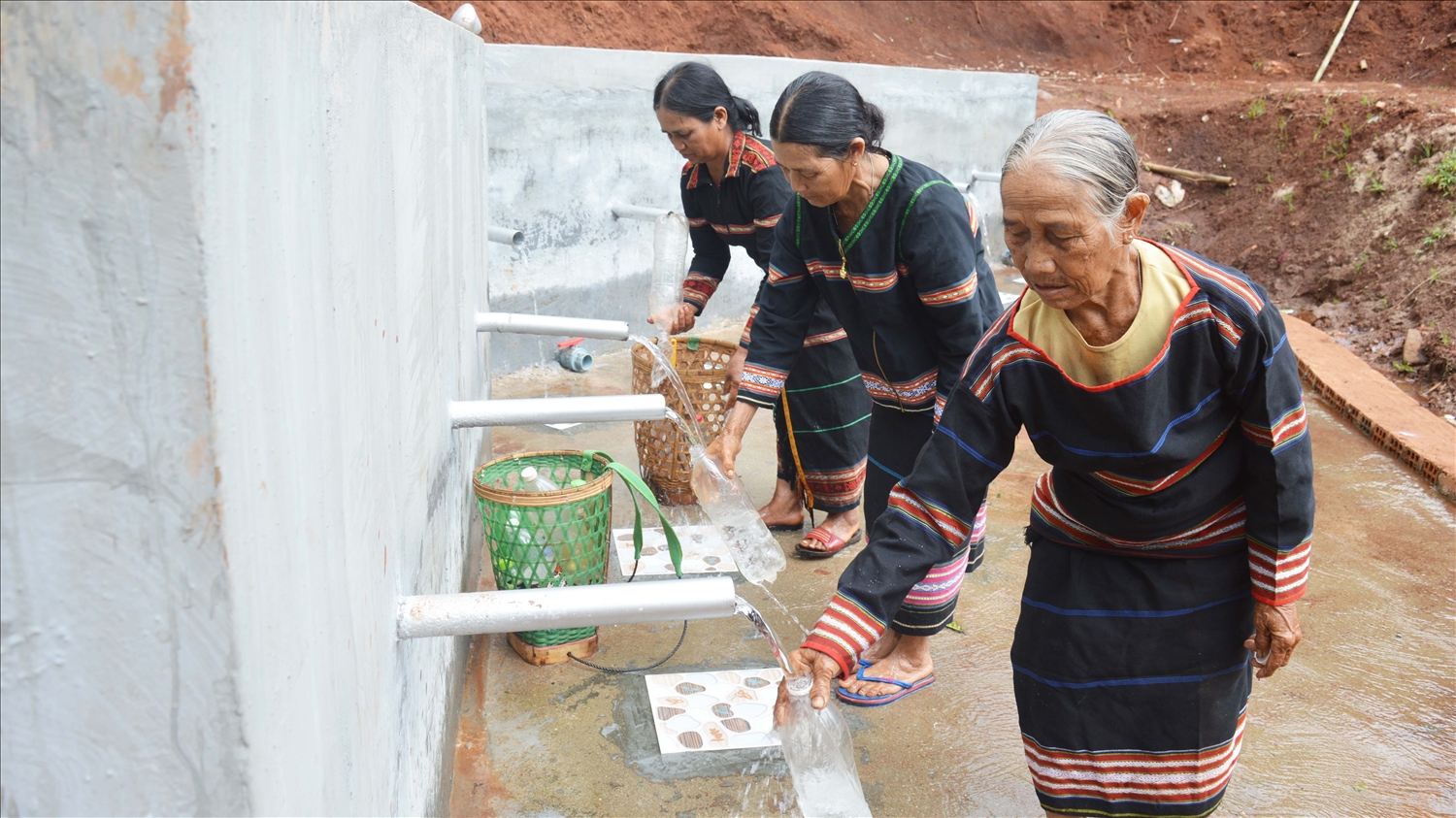 Đồng bào Ba Na ở làng Thung (xã Hnol, huyện Đak Đoa) lấy nước sạch về phục vụ sinh hoạt