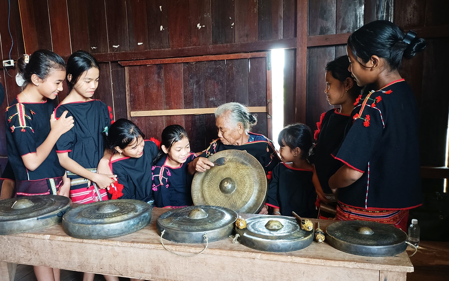 Hoạt động truyền dạy đánh cồng chiêng của nghệ nhân Ê Đê Bih ở Buôn Trấp, huyện Krông Ana
