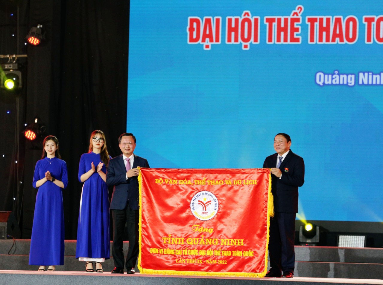 Bộ Trưởng Bộ Văn hóa, Thể thao và Du lịch Nguyễn Văn Hùng trao Cờ lưu niệm cho tỉnh Quảng Ninh