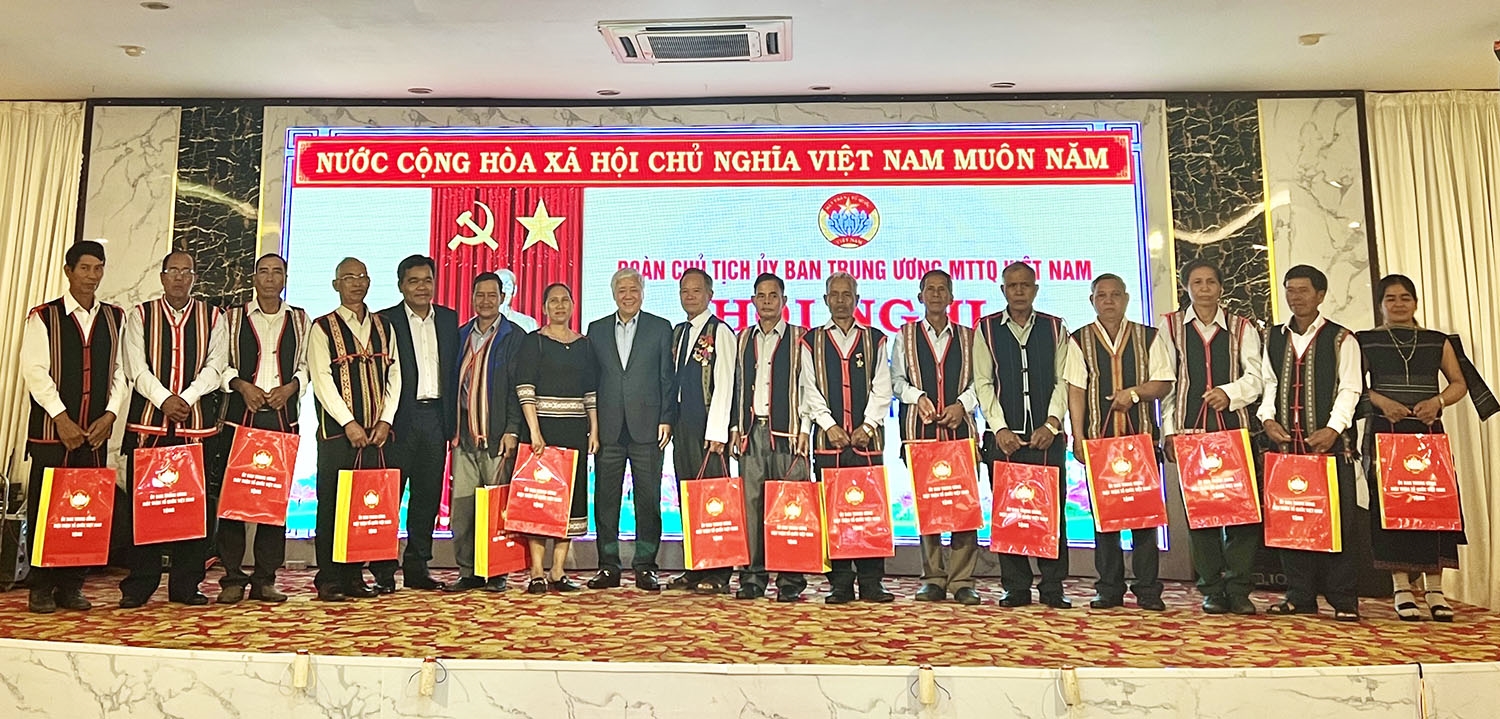 Đoàn Chủ tịch Ủy ban Trung ương MTTQ Việt Nam trao tặng 43 phần quà cho 43 Người có uy tín tiêu biểu của 5 tỉnh Tây Nguyên