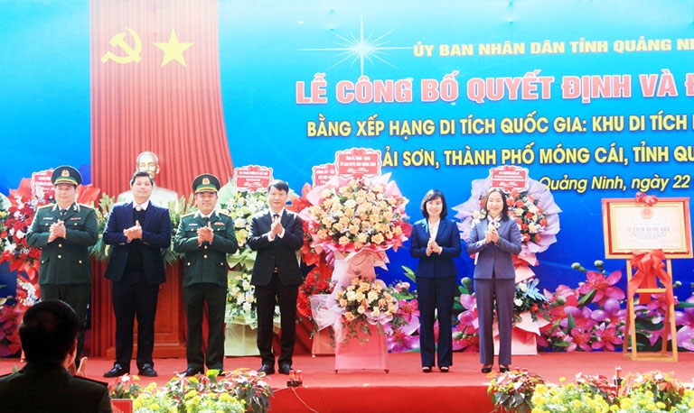 Lãnh đạo tỉnh Quảng Ninh tặng hoa chúc mừng tại buổi lễ