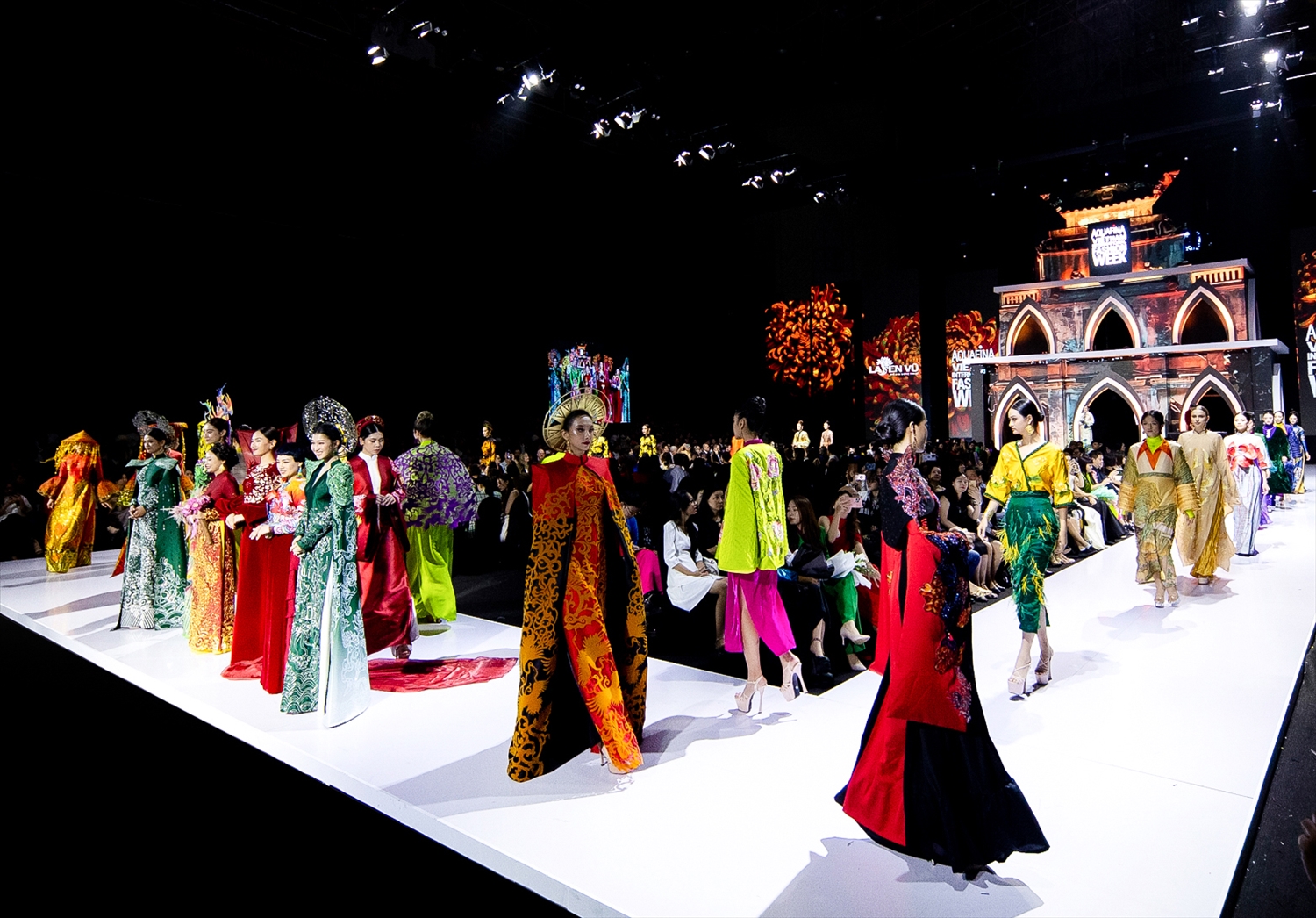 Hàng trăm mẫu thiết kế đến từ 18 nhà thiết kế trên cả nước được giới thiệu tại Tuần lễ thời trang Quốc tế Việt Nam 2022.