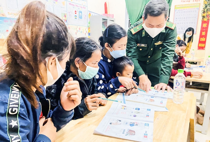 Lực lượng Bộ đội Biên phòng tỉnh tham gia dạy xóa mù chữ cho đồng bào các xã biên giới - Ảnh: T.A.M