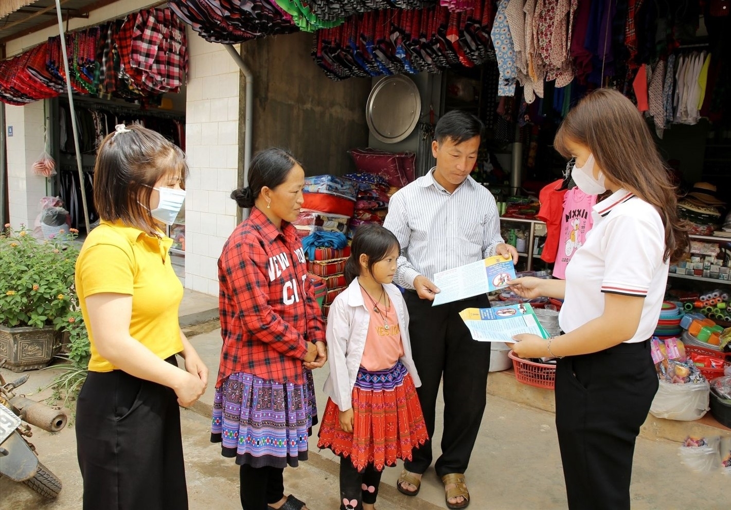 Cán bộ xã Chiềng Sơn (huyện Mộc Châu) tuyên truyền phổ biến giáo dục pháp luật cho người dân