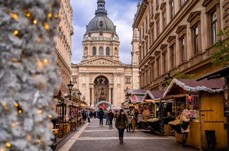  Người dân đi mua quà Giáng sinh trên một tuyến phố ở Budapest, Hungary (Ảnh: happilyevertravels.com)