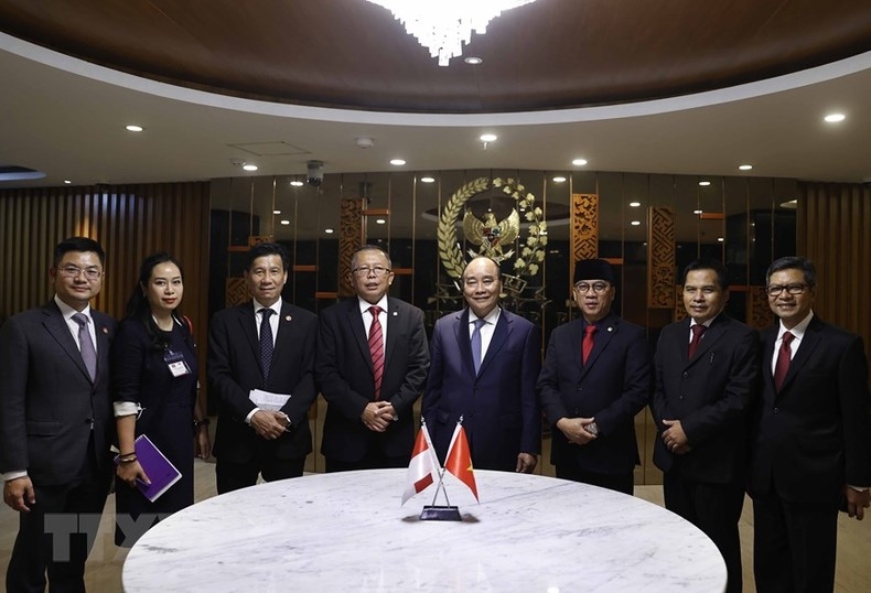 Chủ tịch nước Nguyễn Xuân Phúc với quyền Chủ tịch Lưỡng viện Indonesia Asrul Sani và các đại biểu. (Ảnh: Thống Nhất/TTXVN)