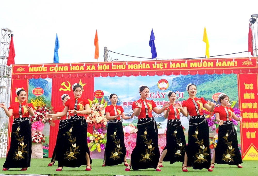 Biểu diễn văn nghệ trong ngày hội Đại đoàn kết toàn dân tộc ở khu Mít, thị trấn Yên Lập