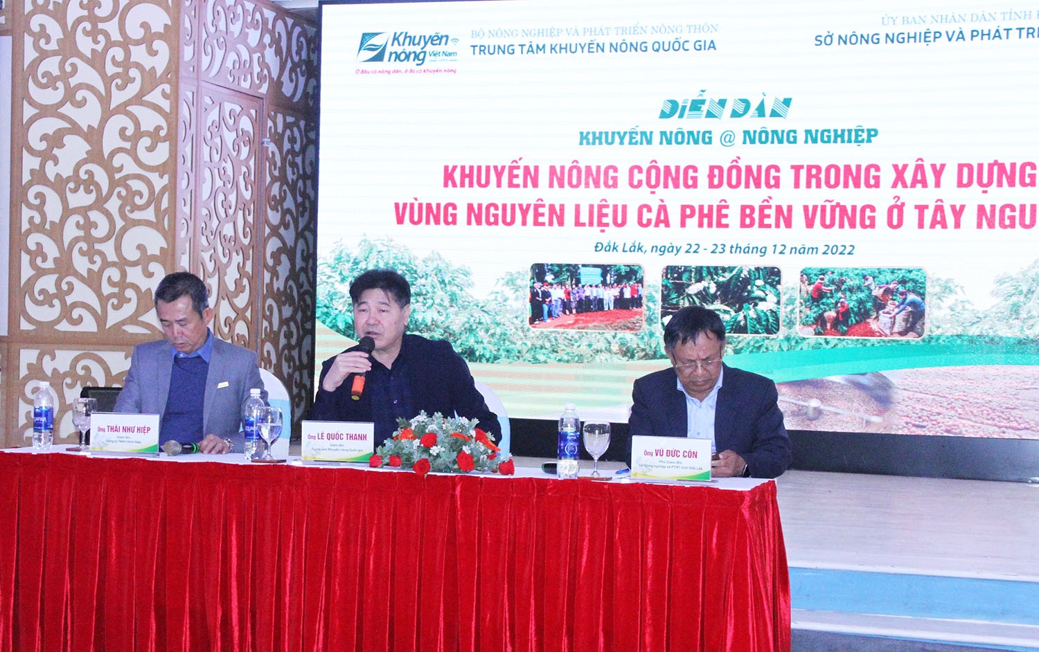 Giám đốc Trung tâm Khuyến nông Quốc gia Lê Quốc Thanh (ở giữa) trao đổi, chia sẻ tại điễn đàn