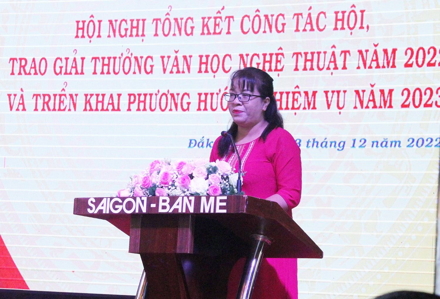 Chủ tịch Hội Văn học Nghệ thuật Niê Thanh Mai báo cáo tại buổi lễ
