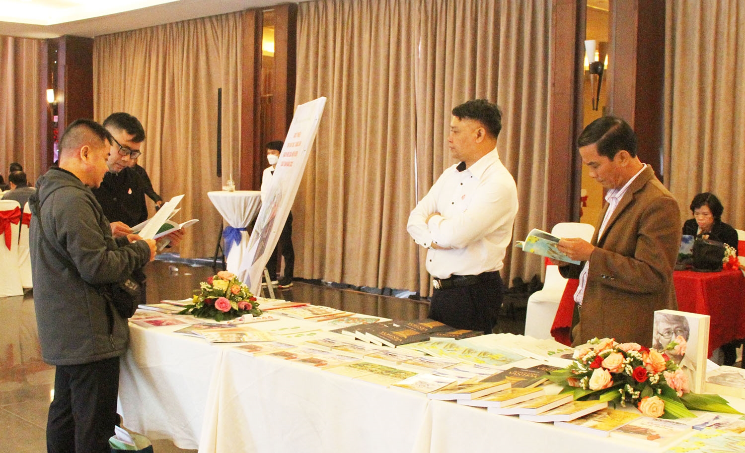 Các đại biểu tham quan các gian trưng bày tác phẩm văn học nghệ thuật do hội viên Hội VHNT Đắk Lắk sáng tác