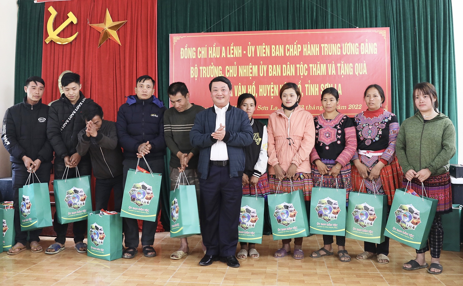 (TIN BT) Bộ trưởng, Chủ nhiệm Ủy ban Dân tộc Hầu A Lềnh thăm, tặng quà tại tỉnh Sơn La 1
