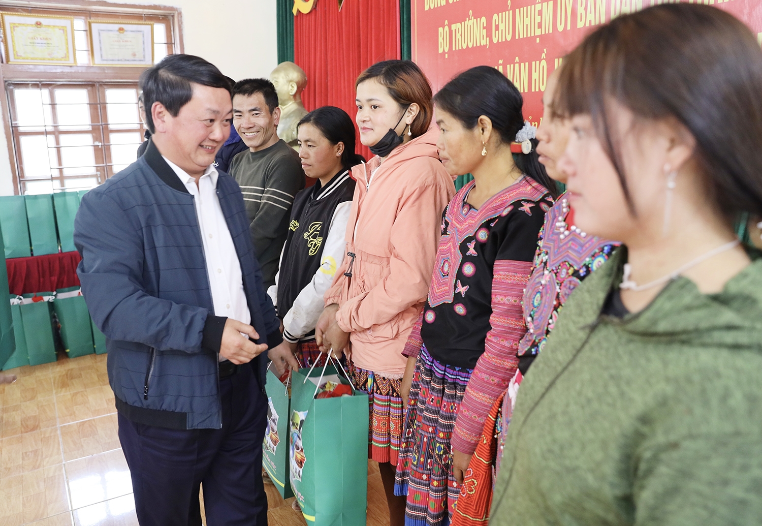 Bộ trưởng, Chủ nhiệm Uỷ ban Dân tộc Hầu A Lềnh tặng quà đồng bào DTTS huyện Vân Hồ, tỉnh Sơn La
