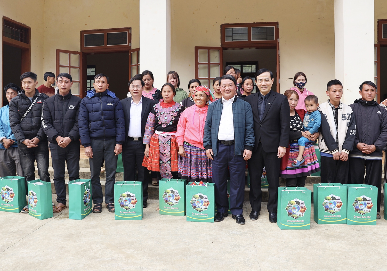 Bộ trưởng, Chủ nhiệm Uỷ ban Dân tộc Hầu A Lềnh tặng quà đồng bào DTTS huyện Vân Hồ tỉnh Sơn La