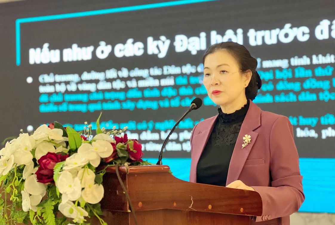Bà Trương Thị Ngọc Ánh - Phó Chủ tịch Ủy ban Trung ương MTTQ Việt Nam phổ biến nội dung chuyên đề đến các đại biểu