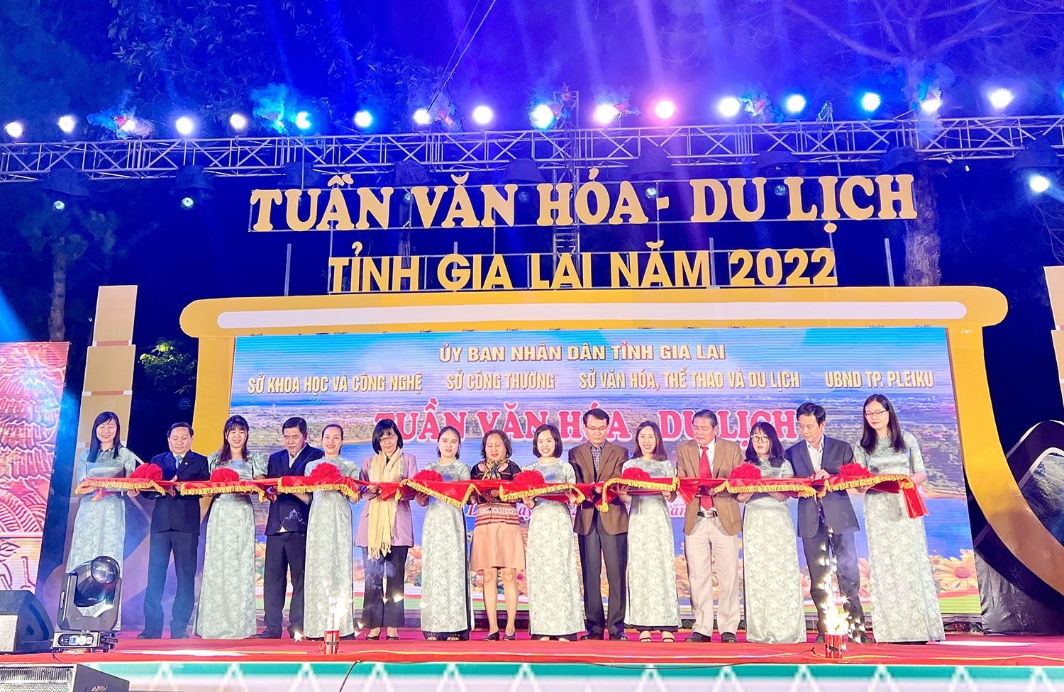 Các đại biểu cắt băng khai mạc Tuần Văn hóa - Du lịch tỉnh Gia Lai năm 2022