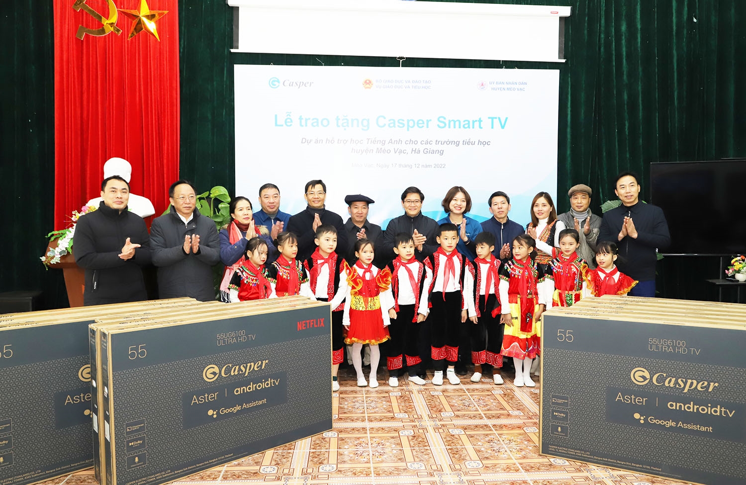 Đại diện Vụ Giáo dục Tiểu học, Công ty Casper Việt Nam và huyện Mèo Vạc bàn giao Tivi cho các đơn vị trường học 