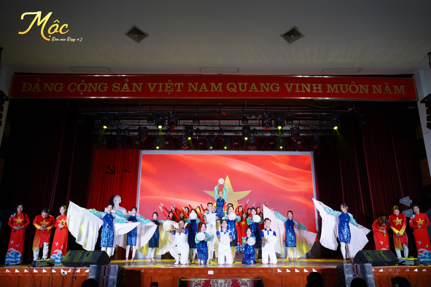 Chương trình bắt đầu với màn hợp xướng “Ngàn ước mơ Việt Nam” đến từ các bạn sinh viên Học viện Báo chí và Tuyên truyền