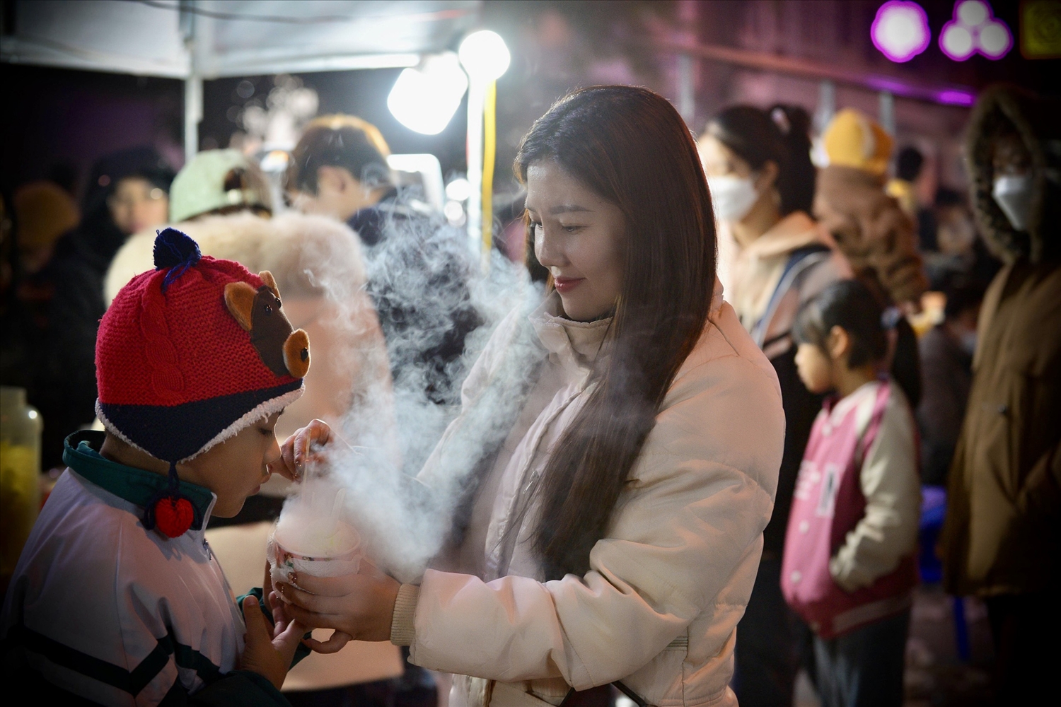 Kem nóng Hàn Quốc bán tại Phố đi bộ Hoàng Diệu (Lai Châu) được trẻ em và Nhân dân phố núi yêu thích