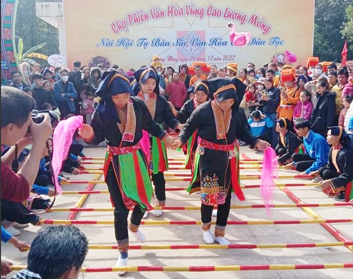 Tại chợ phiên văn hóa vùng cao Lương Mông cũng diễn ra nhiều hoạt động văn hóa, văn nghệ, trò chơi dân gian