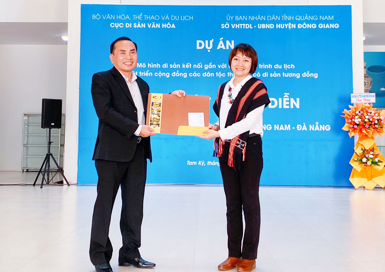Bàn giao các sản phẩm trong khuôn khổ chương trình cho Bảo tàng tỉnh Quảng Nam quản lý để trưng bày