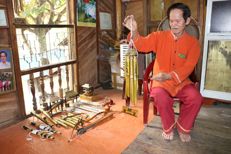 Nghệ nhân Nguyễn Văn Thực giới thiệu những sản phầm đồ gỗ mỹ nghệ do chính mình làm ra. Ảnh: L. N