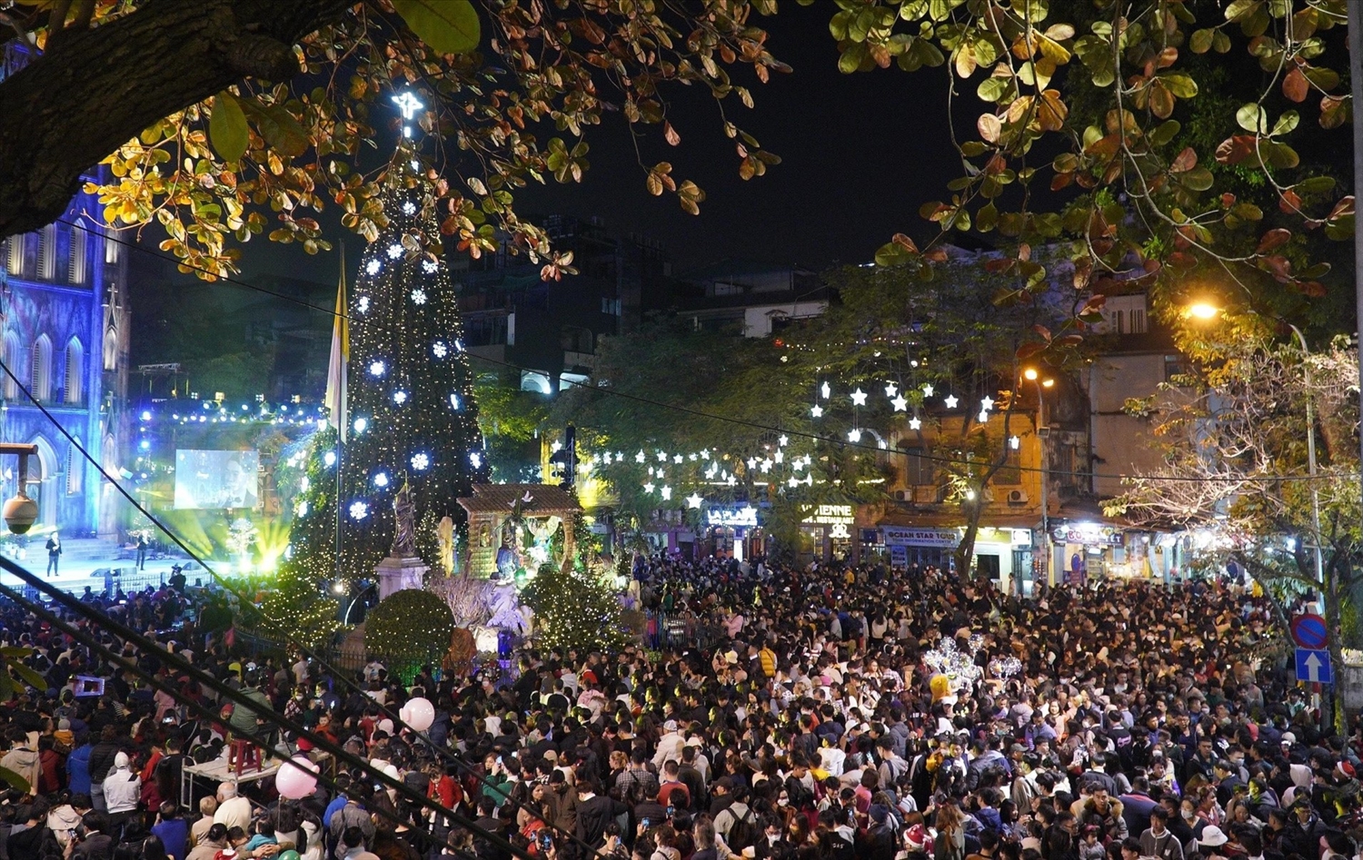 Hàng ngàn người dân đến tham quan, vui chơi tại khu vực Nhà thờ lớn Hà Nội