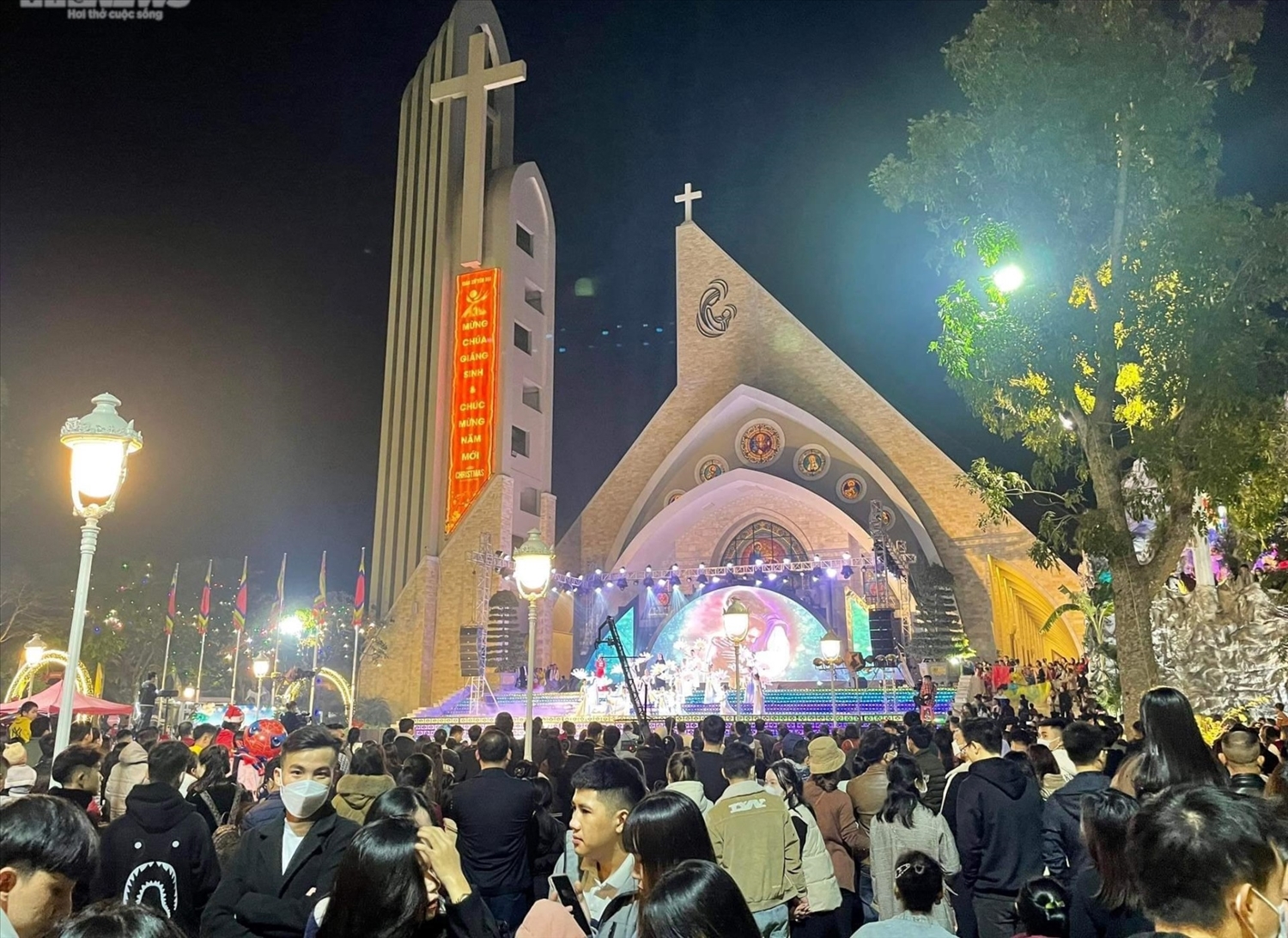 Tại Nghệ An, hàng nghìn bà con giáo dân và nhân dân địa phương đến Giáo xứ Yên Đại để cùng đón lễ Giáng sinh.